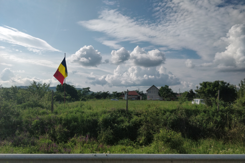 drapeau roumain sur la route